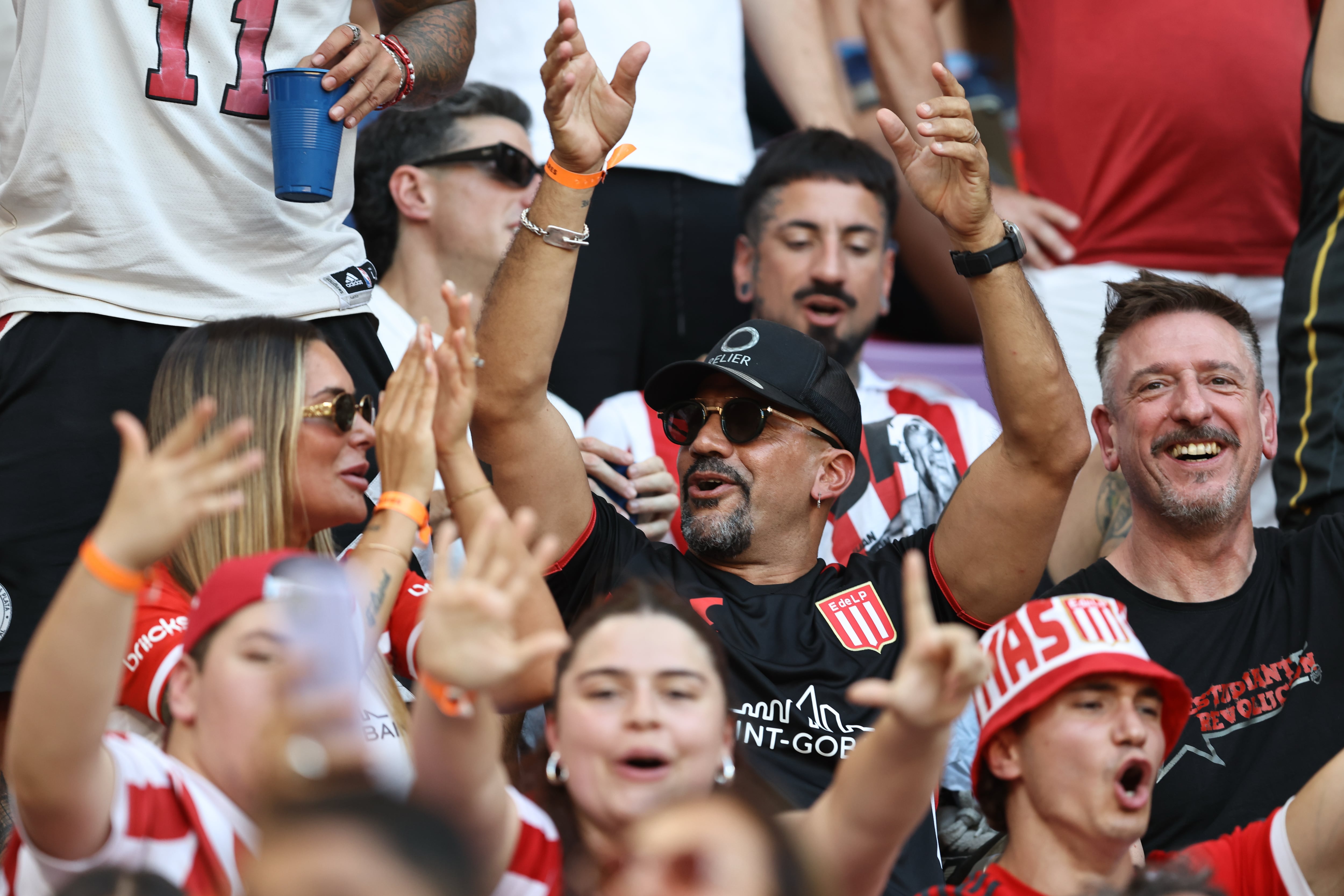 El presidente Juan Sebastián Verón debió observar el encuentro desde la tribuna junto a los hinchas (AP)
