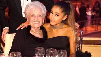 Ariana con su abuela Marjorie