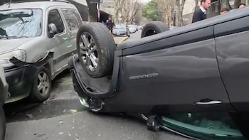 Accidente en Humboldt y Soler, un conductor perdió el control de la camioneta, chocó un auto estacionado y volcó