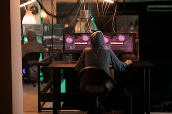 Un equipo de ciberdelincuentes busca historiales médicos para vender en el mercado negro (Freepik)