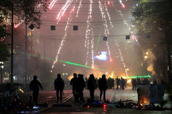 Agentes de la ley caminan