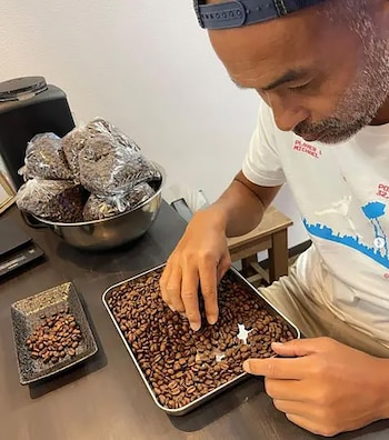 Manipulando los granos de café