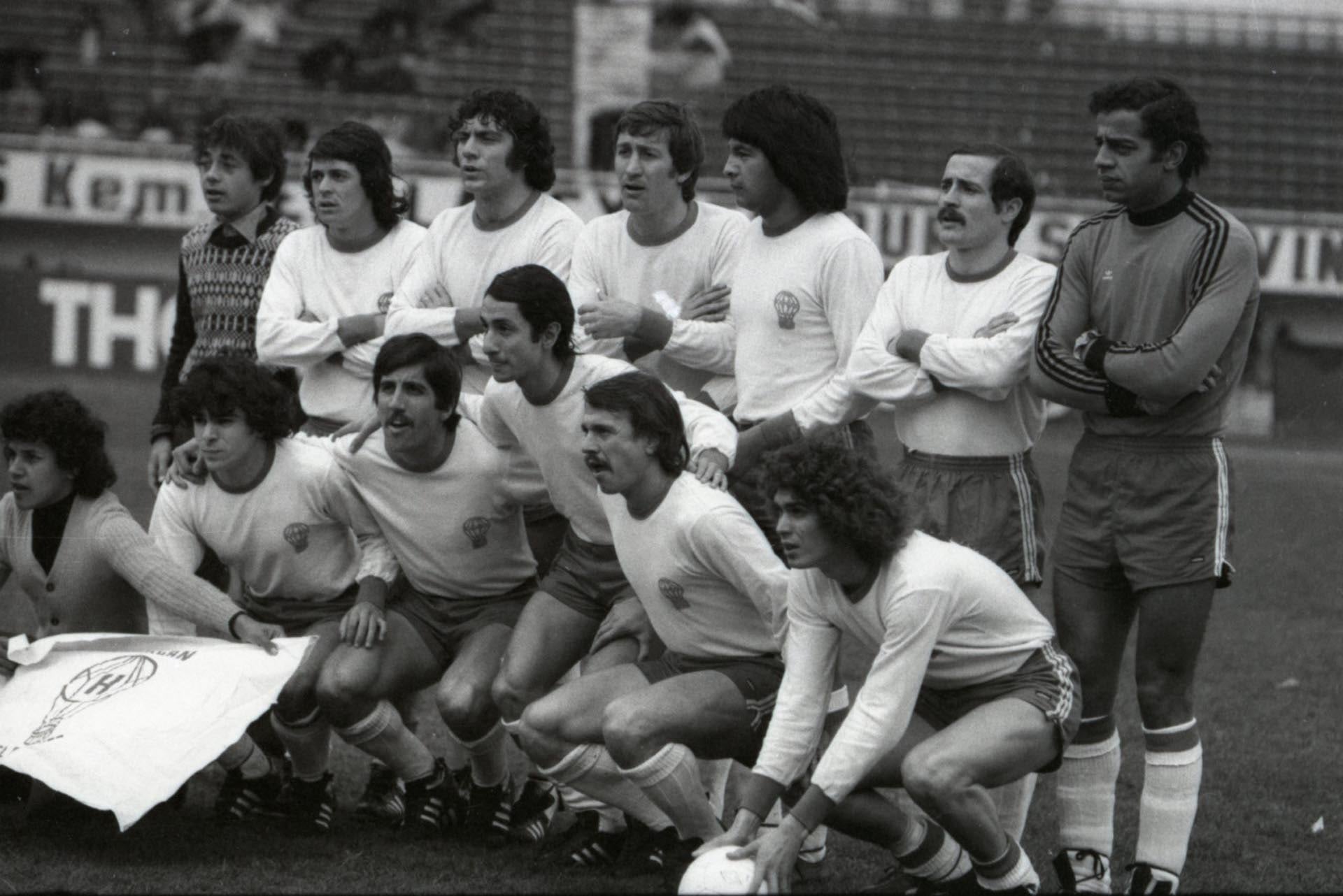 El equipo de Huracán de esa tarde. Parados: René Houseman, Miguel Brindisi, Alberto Fanesi, Víctor Longo, Jorge Carrascosa y Héctor Baley. Agachados: Abelardo Cheves, Carlos Leone, Osvaldo Ardiles, Omar Larrosa y Augusto Sánchez