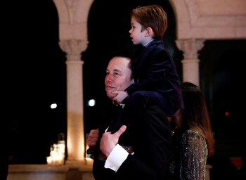 Elon Musk asistió al evento de Nochevieja celebrado por el presidente electo de Estados Unidos, Donald Trump, en Mar-a-Lago en Palm Beach, Florida (REUTERS/Marco Bello)