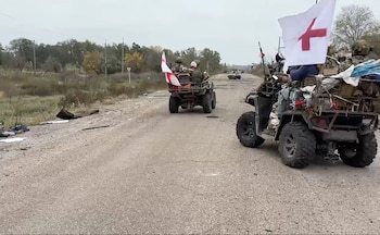 Una imagen fija tomada de un video proporcionado por el Servicio de Prensa del Ministerio de Defensa ruso, muestra a militares de las unidades de zapadores ingenieros del grupo ruso 'Dnepr' realizando reconocimiento y despejando carreteras de acceso que conducen a la ciudad de Oleshky, controlada por Rusia, en la región de Kherson, sur de Ucrania (EFE/EPA/RUSSIAN DEFENCE MINISTRY PRESS)