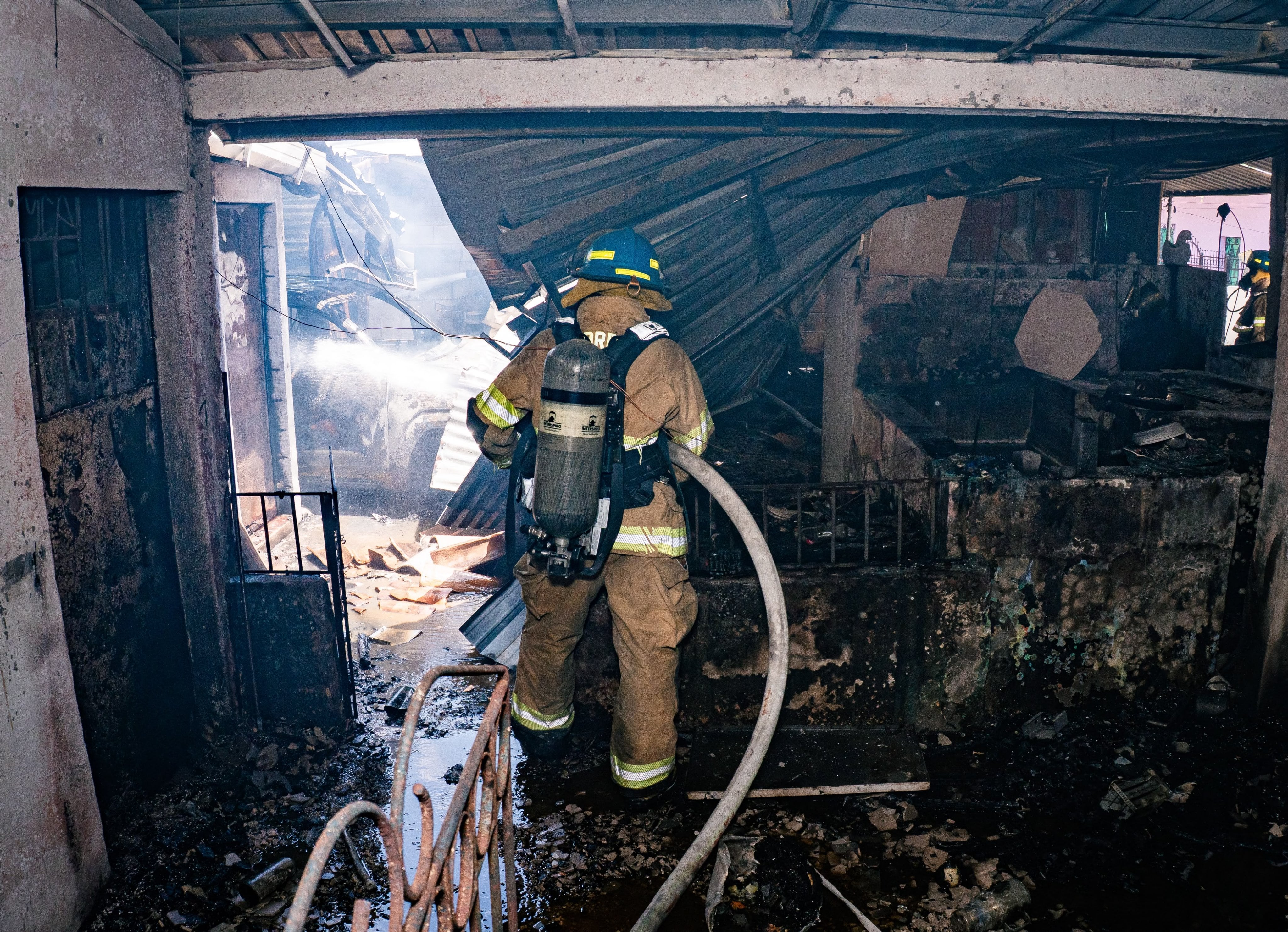 Un incendio estructural en una vivienda de la colonia Santa Cecilia, en San Sebastián, San Vicente, fue controlado sin personas lesionadas ni propagación a casas vecinas. (Foto: Cuerpo de Bomberos)