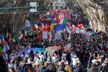 Una multitud protesta este sábado