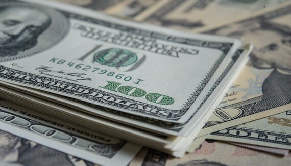 La combinación de tensiones en el tipo de cambio e inflación limita la capacidad de los bancos centrales de los mercados emergentes para seguir recortando las tasas de política monetaria - crédito Colprensa