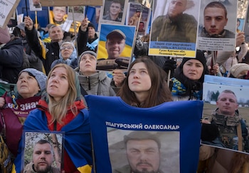 Ciudadanos ucranianos se congregan sosteniendo