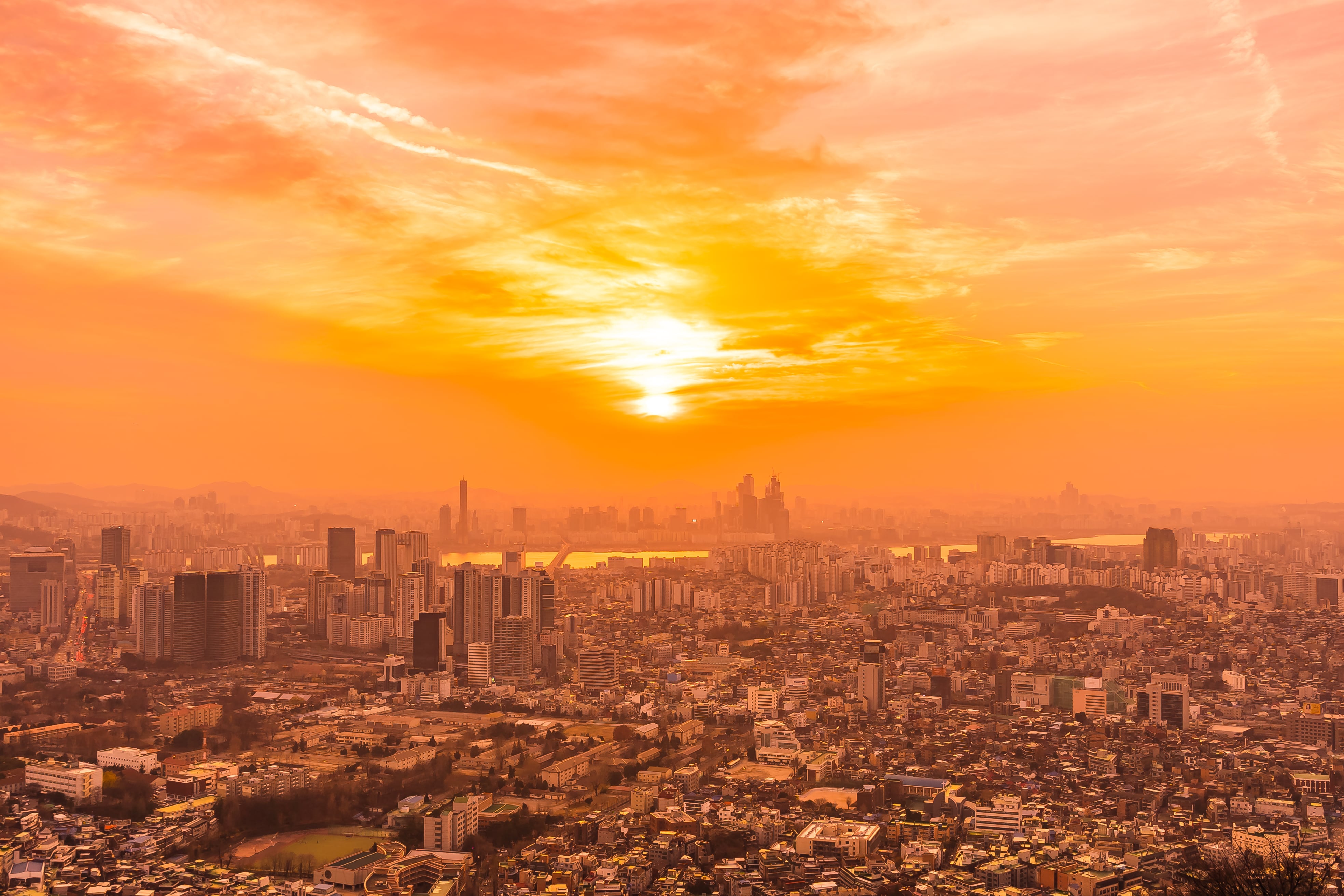 El aumento de gases de efecto invernadero, principalmente por combustibles fósiles, sostiene la tendencia de récords de calor, según expertos (Crédito: Freepik)