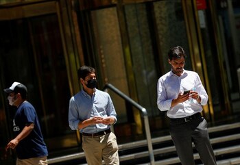 Transeúntes caminan por el distrito