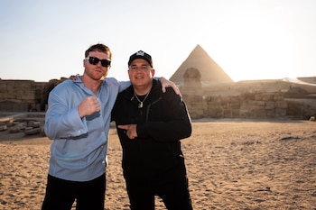 Saúl Álvarez acompañado de su entrenador Eddy Reynoso en Egipto