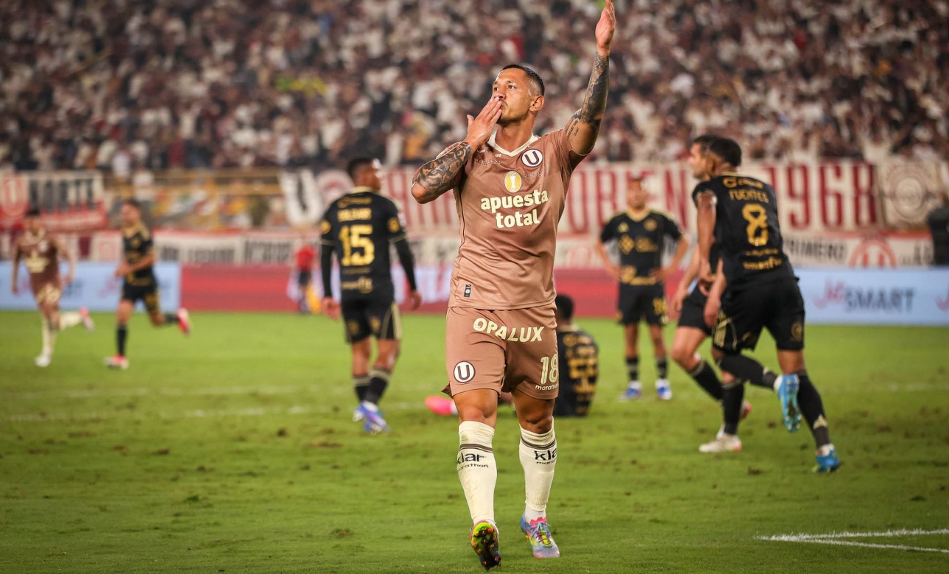 Gianluca Lapadula se prepara para disputar su primer clásico con Universitario. El delantero llega con seis goles en ocho fechas y buscará trasladar su eficacia goleadora al duelo del sábado en Matute. (Universitario de Deportes)