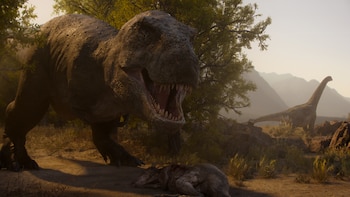 Steven Spielberg regresa al mundo de los dinosaurios con una miniserie de cuatro capítulos con Morgan Freeman que arrasa en Netflix: “Brutalmente impactante”
