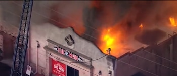 Las llamas destruyeron siete negocios locales y causaron pérdidas estimadas en 13 millones de dólares en Santa Clarita (Captura de video)