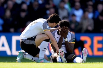 Patrick Agyemang fue retirado en camilla tras una aparatosa caída en el partido entre Derby County y Stoke City por el Championship inglés (Derbyshire Line)