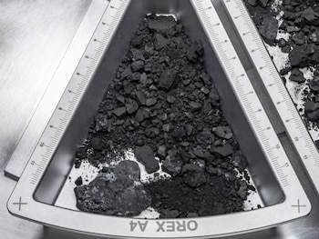 Investigadores de la Escuela Politécnica Federal de Zúrich determinaron que el cuerpo del que proviene Bennu se formó cerca de la línea de agua-hielo hace 4.500 millones de años. (Erika Blumenfeld y Joseph Aebersold / NASA)