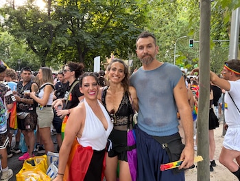 Grupo de amigos en el Orgullo LGTBI+ en Madrid. (Infobae España)