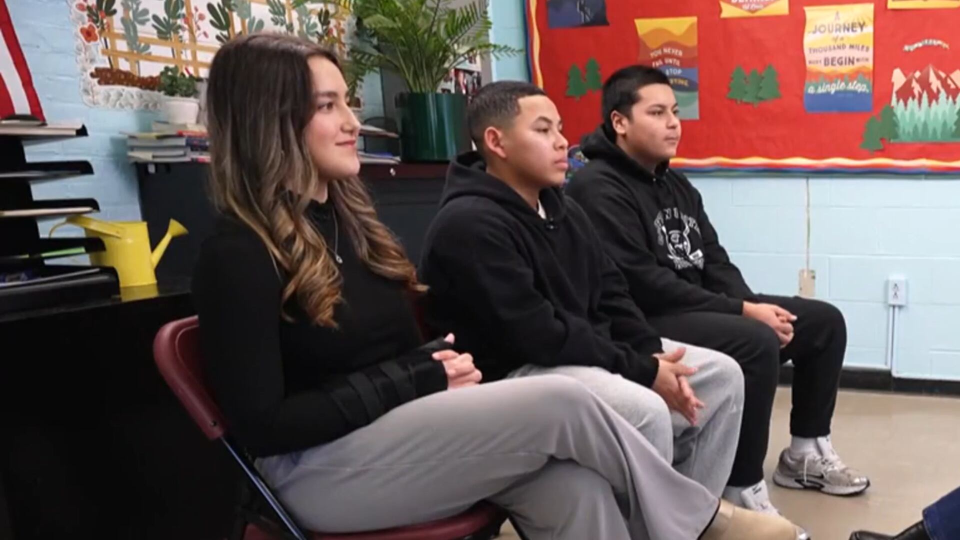 Reducir el uso del celular en adolescentes mejoró la calidad del sueño y evidenció el impacto de la tecnología en hábitos nocturnos (Captura de video: CBS News).