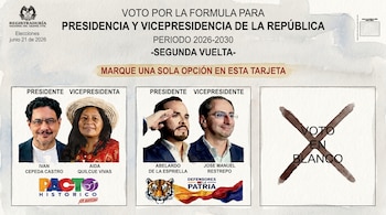 Un tarjetón electoral de acuarela para la segunda vuelta presidencial de Colombia 2026-2030, con dos fórmulas de candidatos y un voto en blanco marcado con una X.
