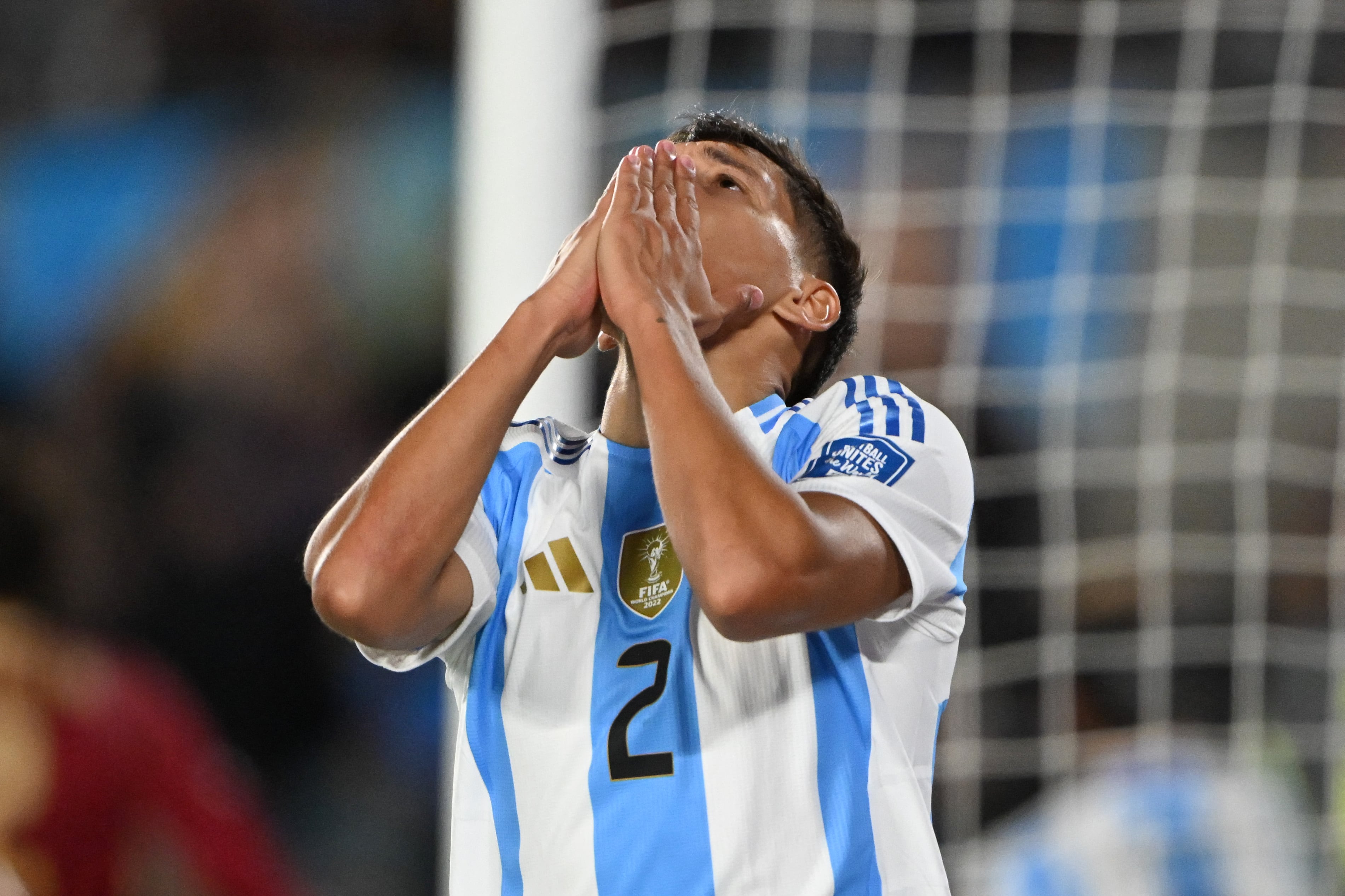 Nahuel Molina sufrió una desgarro grado 1 (Photo by Luis ROBAYO / AFP)