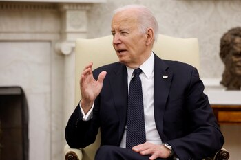 La administración de Biden prepara una nueva regla para expulsar rápidamente a algunos inmigrantes. (REUTERS/Evelyn Hockstein)