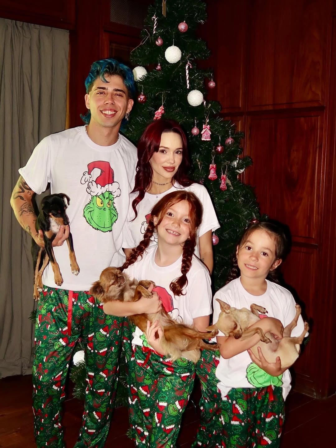 Una postal navideña soñada de Luck Ra y La Joaqui con las hijas de la cantante, Shaina y Eva. En sus brazos, tres de los perros de la familia (Instagram)