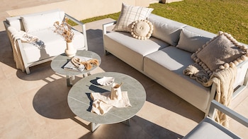 Los muebles y almohadones se