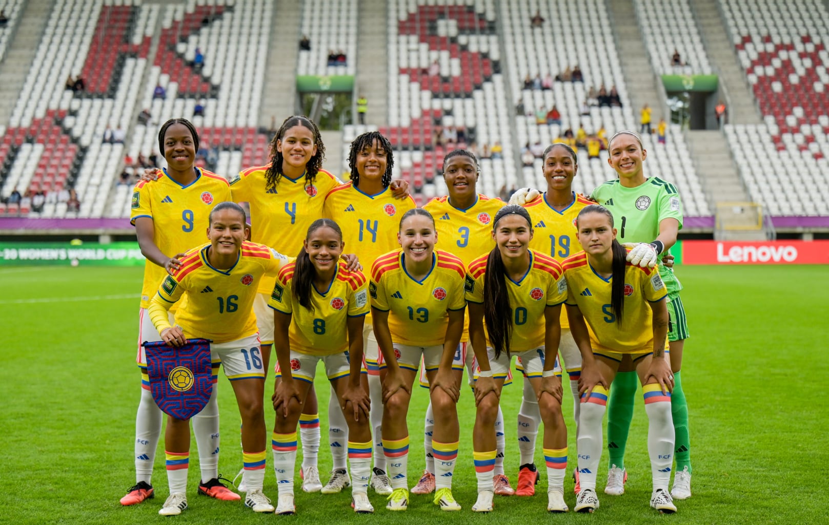 Colombia empató el partido antes del descanso con un penalti convertido por Fernanda Viáfara después de una revisión del VAR - crédito FCF