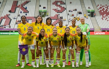 Colombia empató el partido antes del descanso con un penalti convertido por Fernanda Viáfara después de una revisión del VAR - crédito FCF