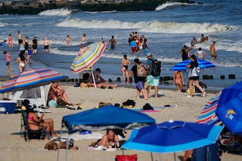 La ciudad de Nueva York reforzó la vigilancia en las playas con drones, patrullas acuáticas y más socorristas ante los reportes de tiburones. (Foto AP/Frank Franklin II)