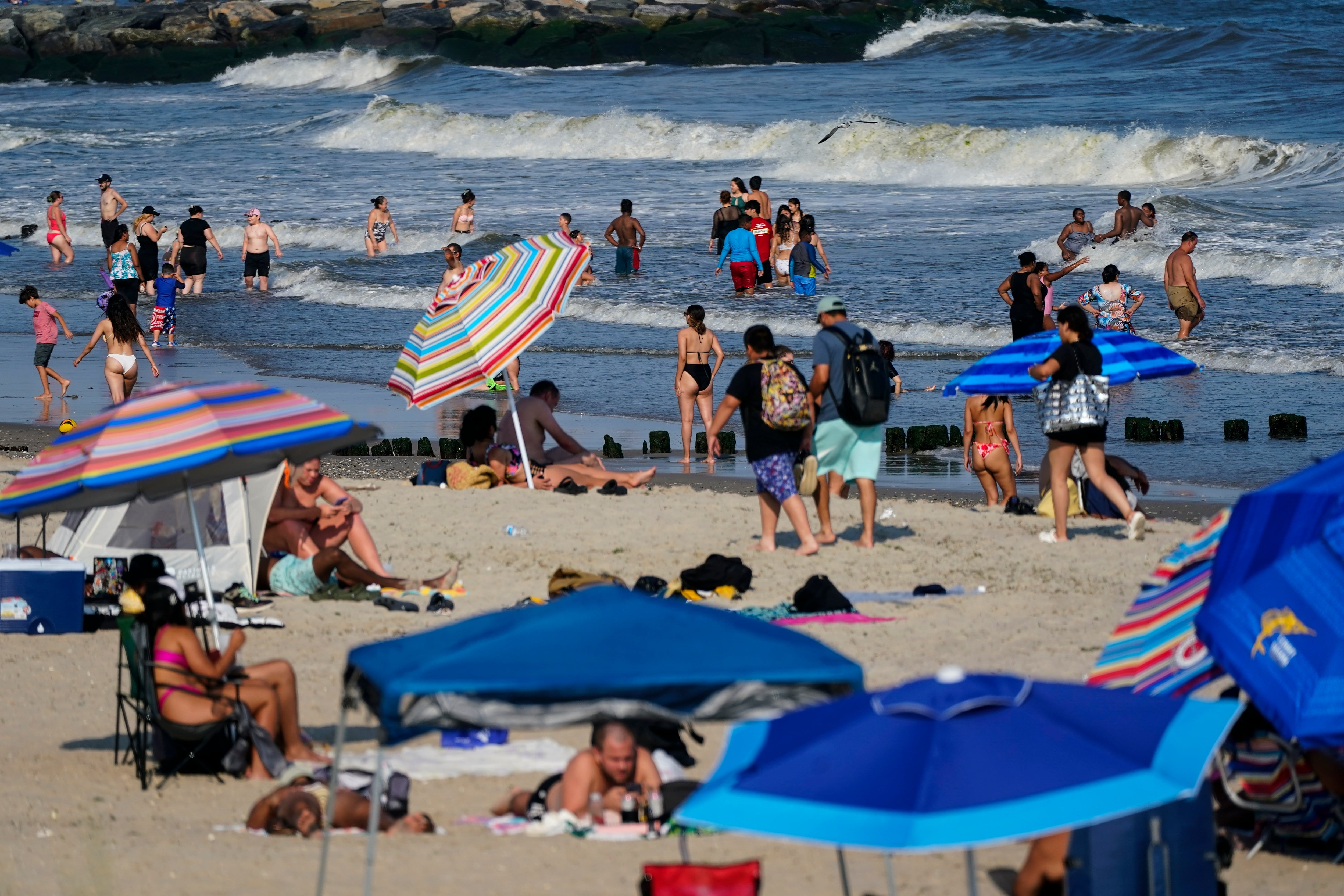 La ciudad de Nueva York reforzó la vigilancia en las playas con drones, patrullas acuáticas y más socorristas ante los reportes de tiburones. (Foto AP/Frank Franklin II)