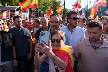 26/09/2026 El presidente de Vox, Santiago Abascal (c), durante una manifestación para expresar apoyo a Ceuta y exigir la celebración de elecciones generales, a 26 de septiembre de 2026, en Madrid (España). La movilización ha sido convocada por Sociedad Civil Española (SCE), que aglutina a más de 150 asociaciones civiles, bajo el lema 'Por la dignidad de España. II marcha por la dignidad. Elecciones ya. ¡En defensa de España! ¡Con Ceuta y Melilla!'.
POLITICA
Matias Chiofalo - Europa Press