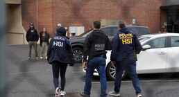 La lucha de una mujer embarazada mientras su esposo es detenido por ICE en plena solicitud de residencia