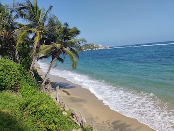 El ingreso al Parque Tayrona prohíbe mascotas, parlantes, plásticos de un solo uso, drones sin permiso, botellas de licor y sustancias alucinógenas - crédito Parques Nacionales y Naturales de Colombia