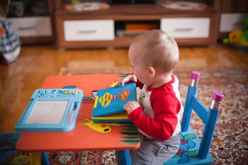 Crianças brincando na mesa (Magnífico)