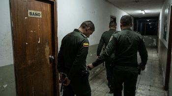 Condena de seis meses de prisión para policía que se encerró con una privada de la libertad en el baño de una estación