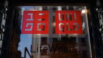 El dueño de Uniqlo gana