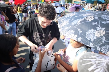 Las ARMY intercambiaron freebies bajo el puente Venezuela antes del último concierto de BTS en Lima. Infobae Perú: Paula Díaz
