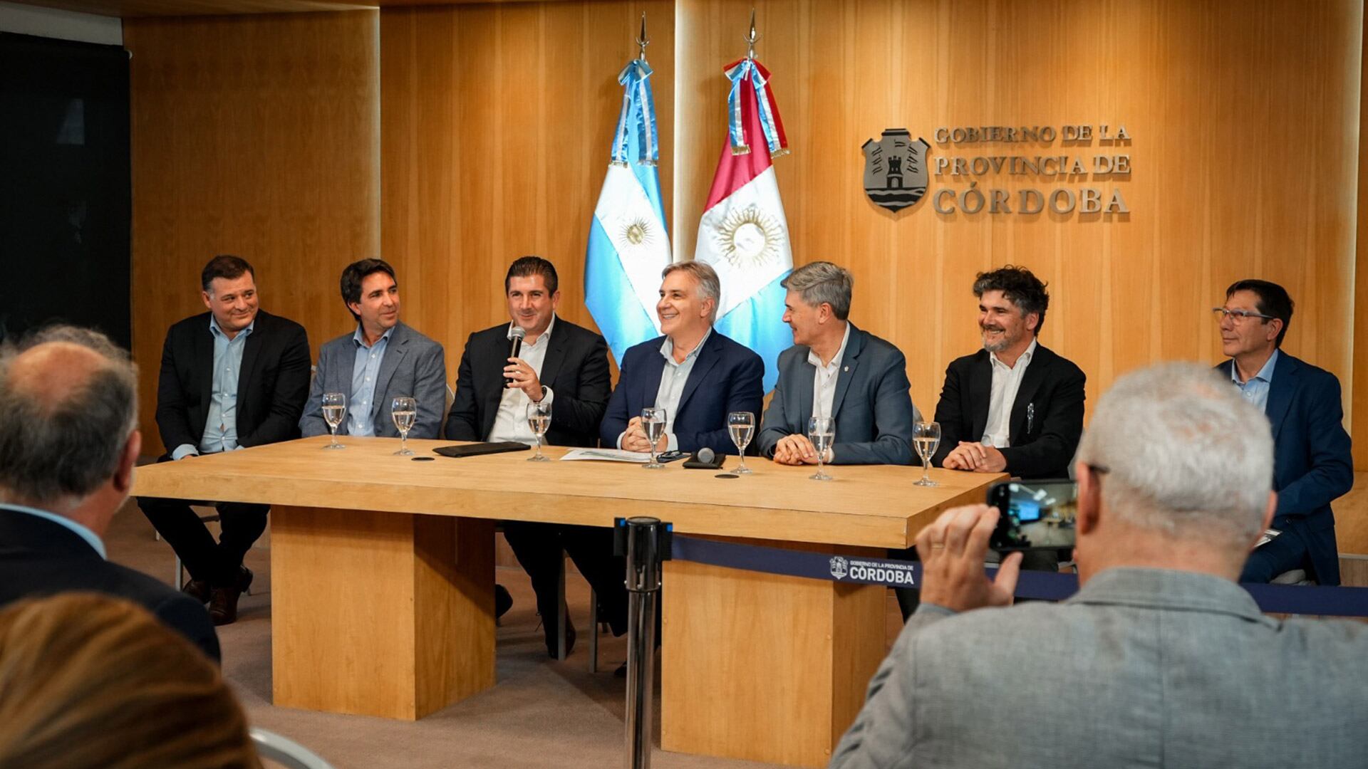 El anuncio se realizó con la presencia de ejecutivos de la empresa y funcionarios provinciales