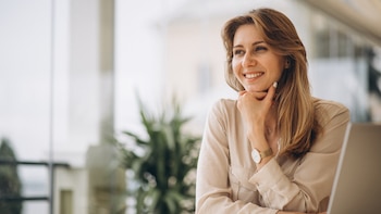 Proyección estima que el 45 % de las mujeres en edad laboral estará soltera en 2030