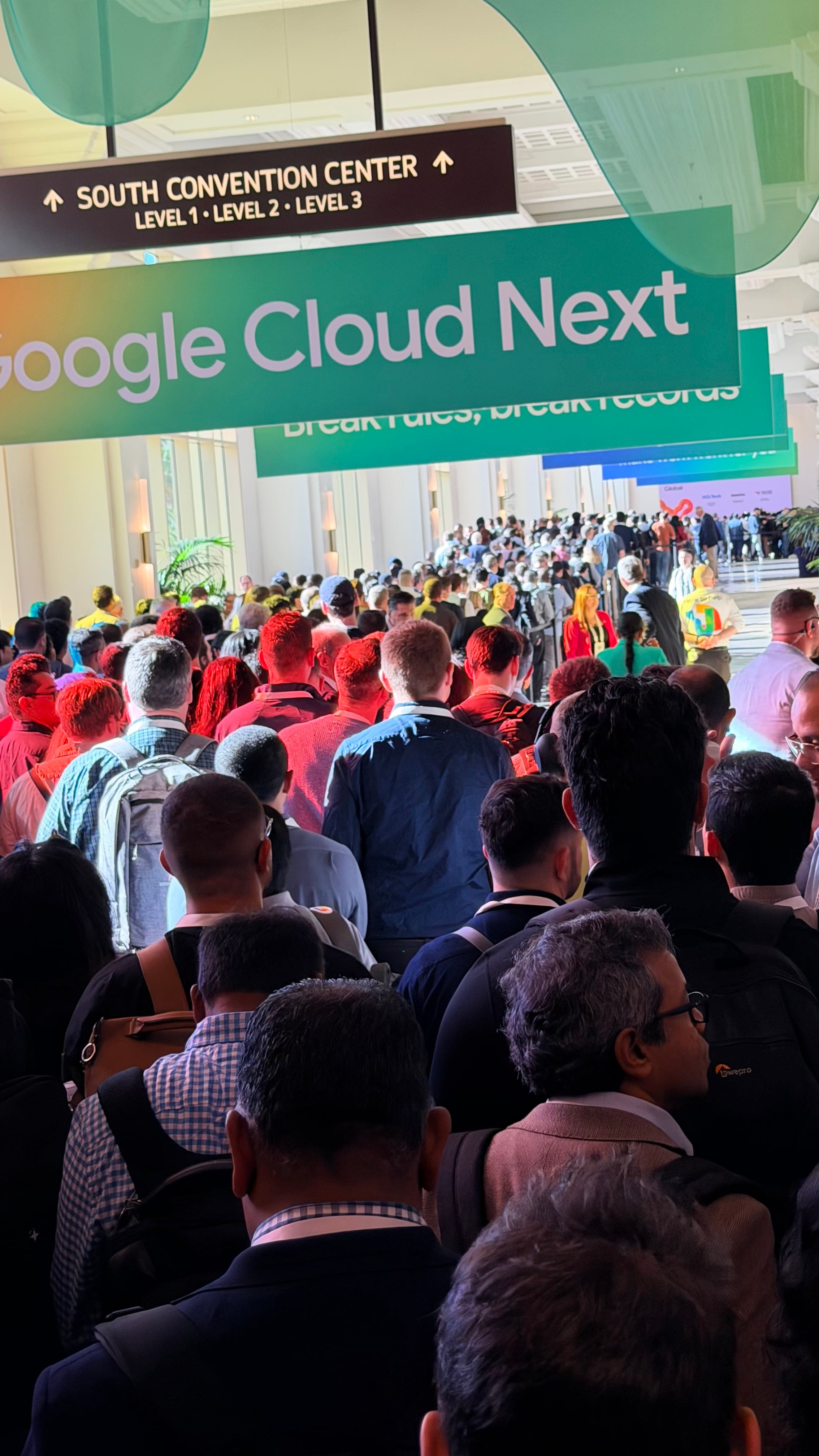 Miles de asistentes de todo el mundo abarrotan los pasillos del centro de convenciones en Las Vegas para la conferencia Google Cloud Next. (Opy Morales)