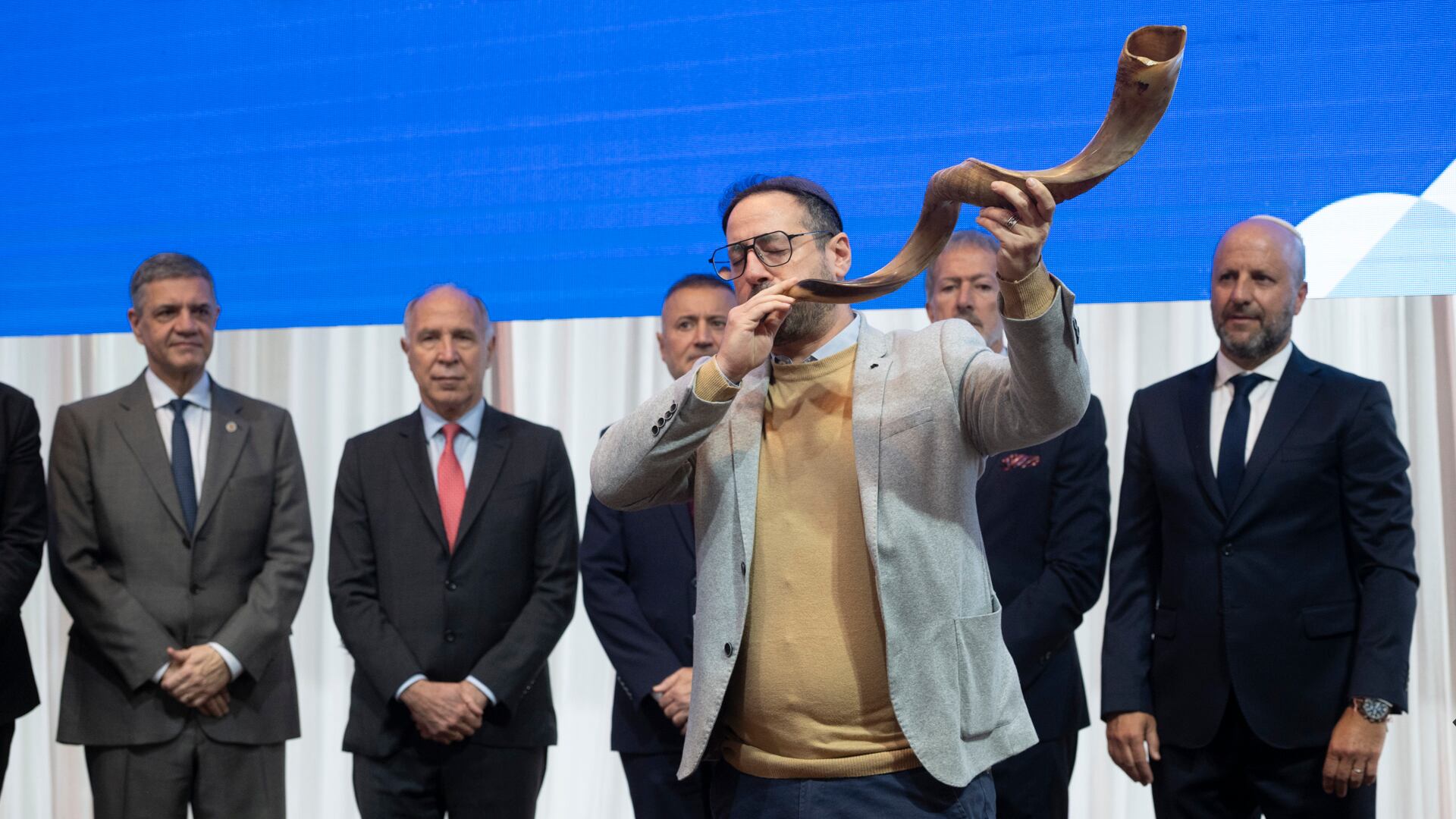 Como marca la tradición, el rabino Ioni Shalom, de la comunidad Bet Hilel, hizo sonar el Shofar, instrumento de más de 3 mil años de historia