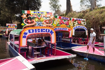 Las 10 trajineras decoradas con motivos de BTS exhiben los nombres de los integrantes, incluyendo versiones en coreano. FOTO: EDGAR NEGRETE LIRA/CUARTOSCURO.COM