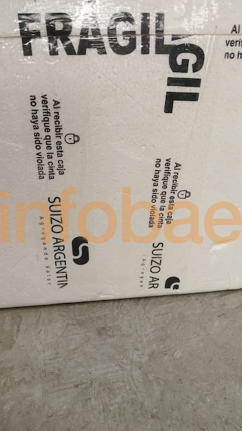 Caja de poliestireno blanco sellada con cinta adhesiva que tiene impresa la palabra FRÁGIL y el logo de Suizo Argentina