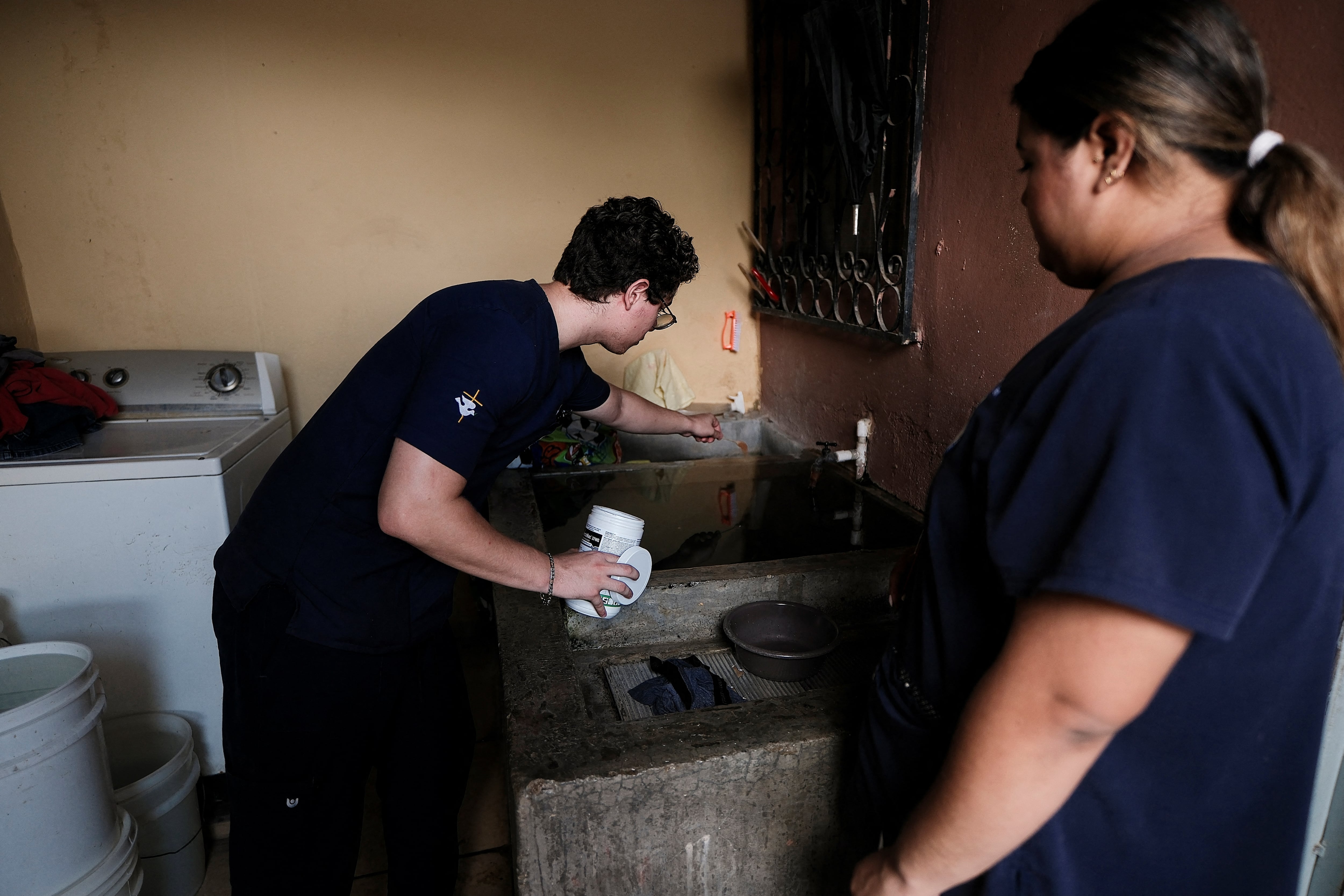 La Sesal recomienda mantener una adecuada hidratación y evitar la automedicación.
La eliminación de criaderos de zancudos continúa siendo la principal medida de prevención. (Foto: REUTERS/Yoseph Amaya)