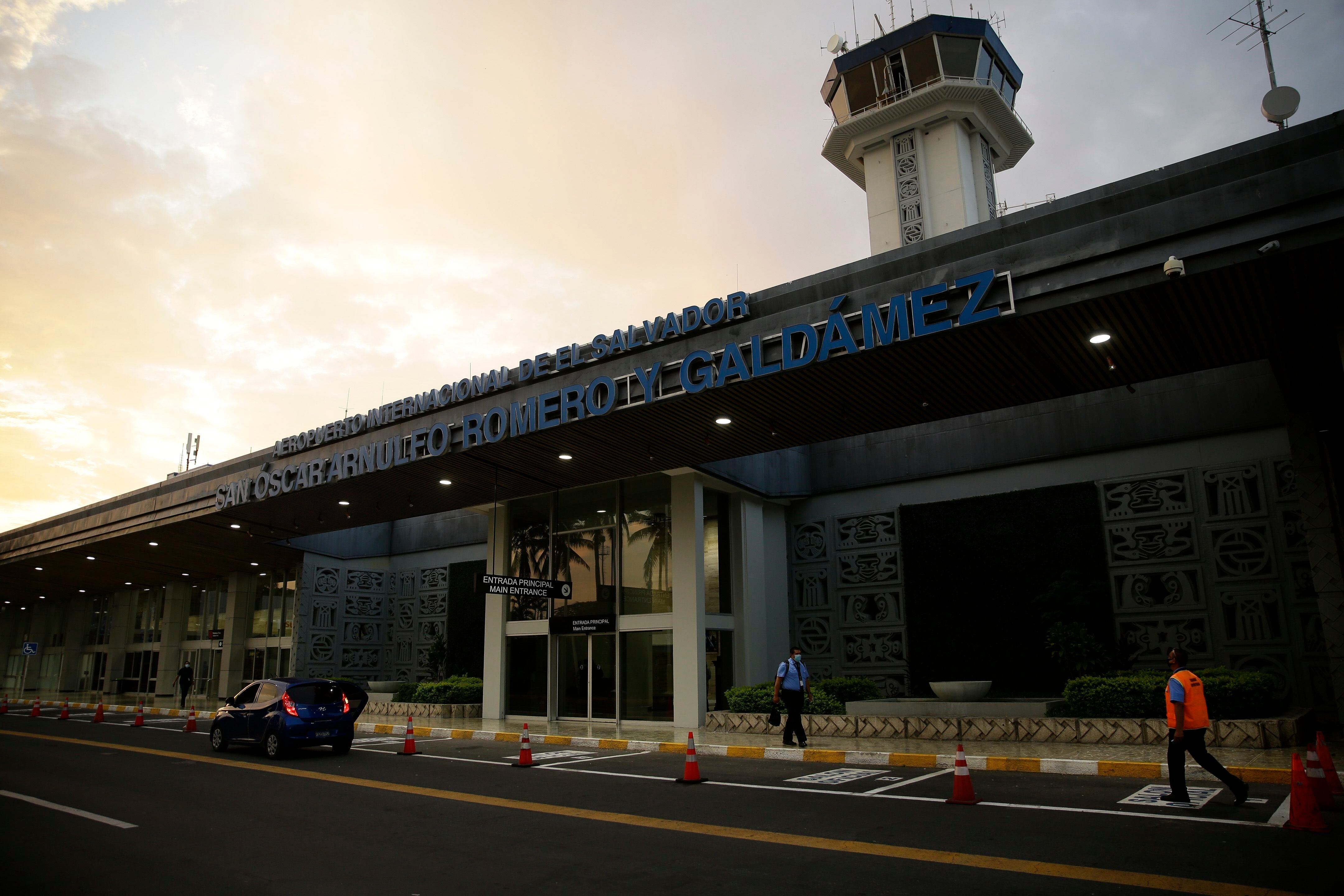 Los usuarios que salieron del país sumaron 218,948, mientras que los ingresos por la terminal alcanzaron 196,460 personas en el periodo analizado. (EFE/Rodrigo Sura)