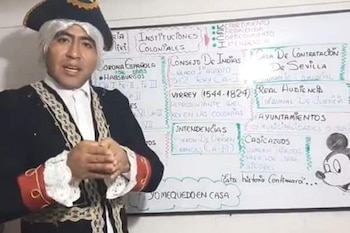 Durante sus clases, el maestro dramatiza escenas del pasado para que los alumnos comprendan mejor los contenidos.
Foto: Andina