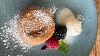 Coulant de chocolate blanco: la receta más fácil de un postre casero para impresionar