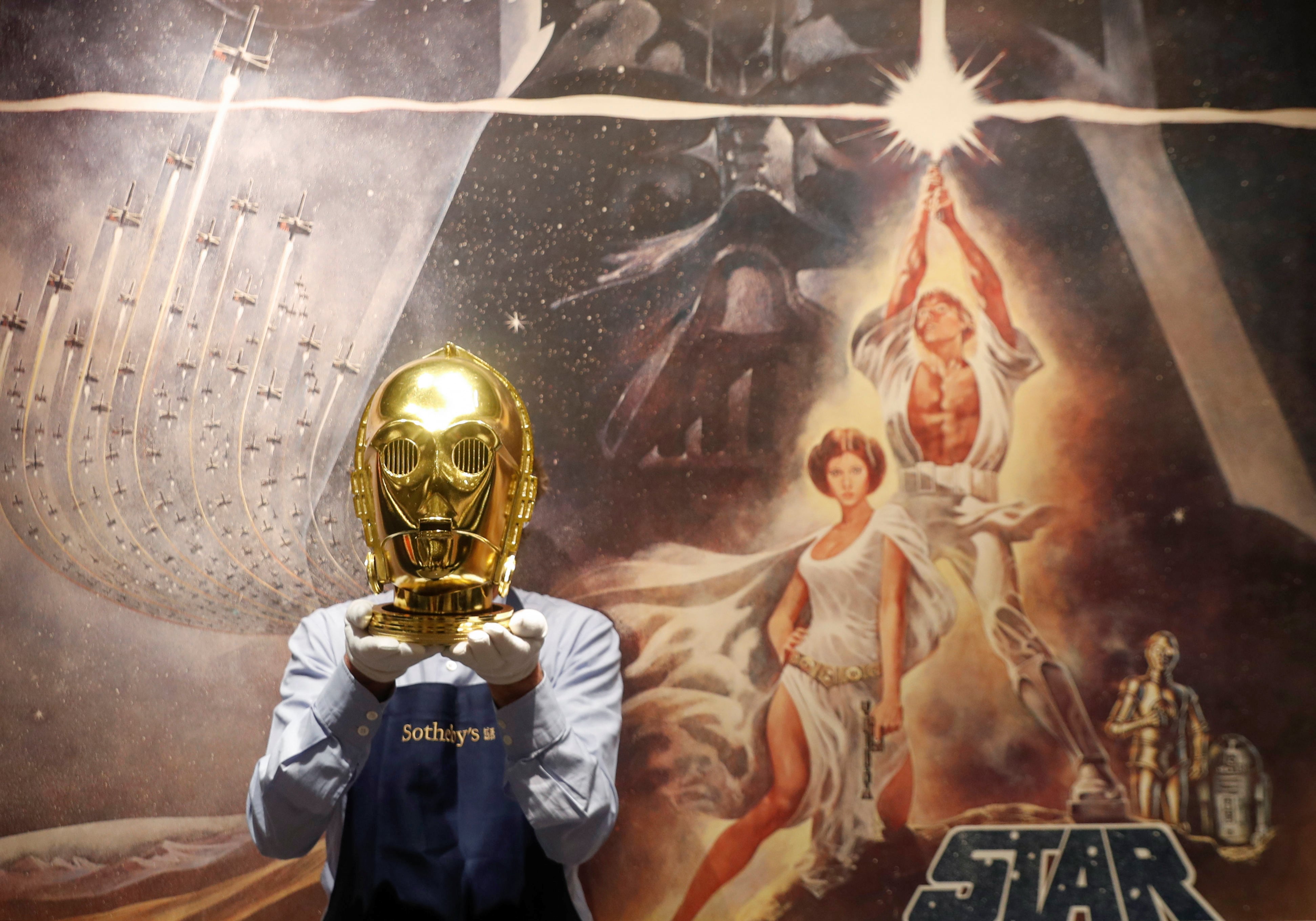 La cabeza original de C-3PO de Star Wars supera el millón de dólares en una subasta histórica en Londres(REUTERS/Thomas Mukoya)